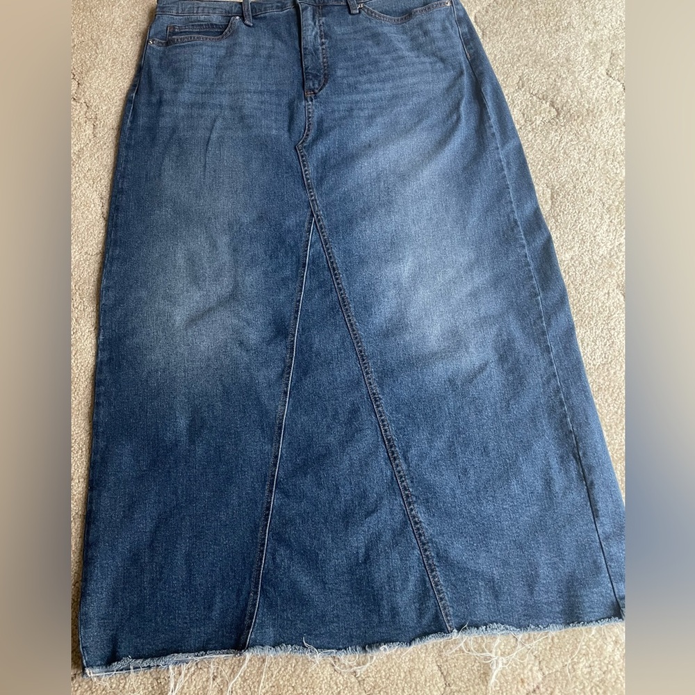 Ladies long denim skirt. - Picture 6 of 7